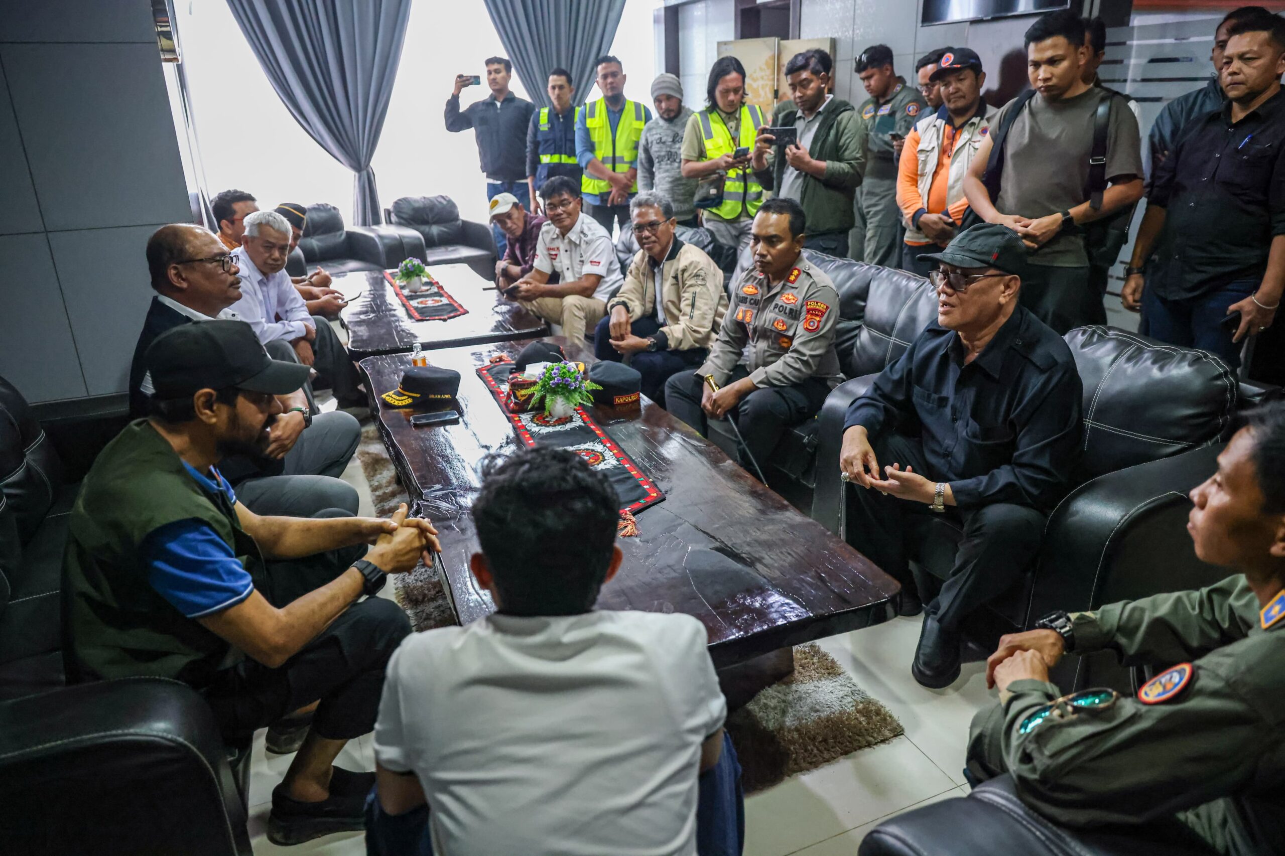 Gubernur Aceh Muzakir Manaf atau Mualem mengantarkan bantuan tanggap darurat melalui jalur udara ke dua kabupaten yang masih terisolasi akibat bencana banjir dan longsor, Selasa (2/12/2025).