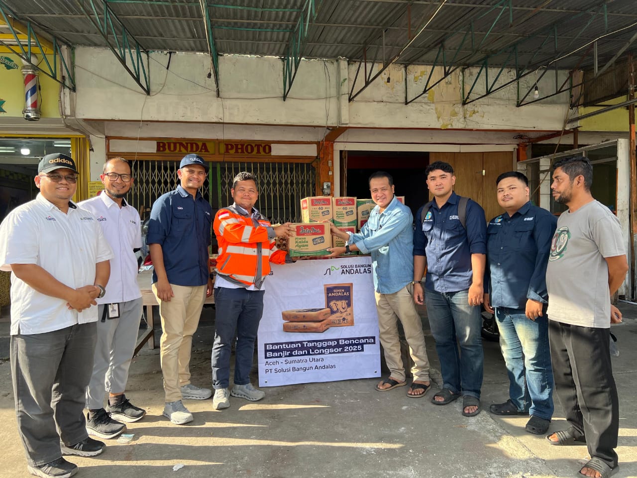 Bantuan diterima oleh Ketua PW IWO Aceh, Chairan Manggeng,(08/12/2025).