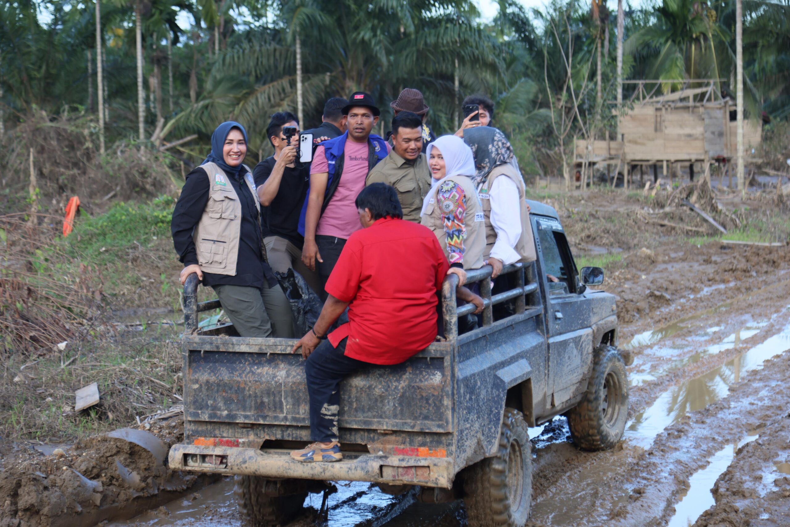 Kak Na Serahkan Bantuan Darurat ke Blang Seunong, Aceh Timur
