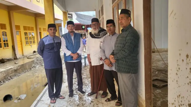 Plh. Kadisdik Dayah Aceh Jenguk Ulama Kharismatik dan Pantau Dayah Terdampak Bencana di Pidie Jaya dan Bireuen