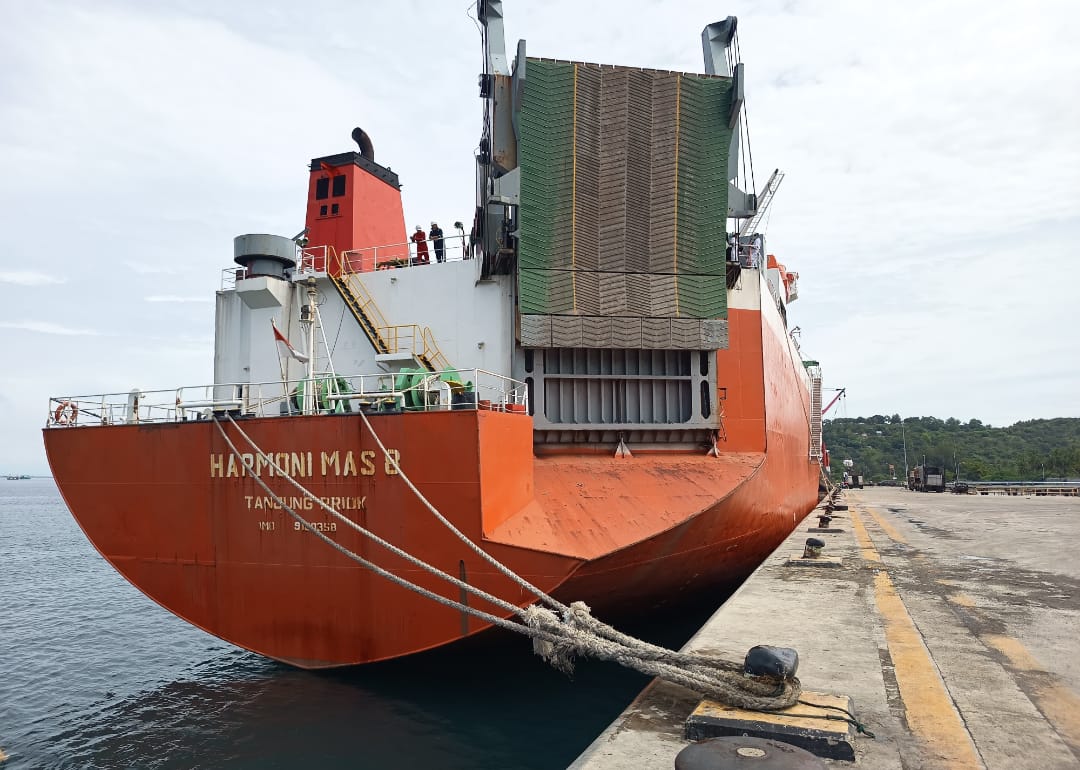 Pelabuhan Malahayati Akhiri Tahun 2025 dengan Gemilang: Sandar Perdana MV HARMONI MAS 8 Bawa Ratusan Kendaraan Baru