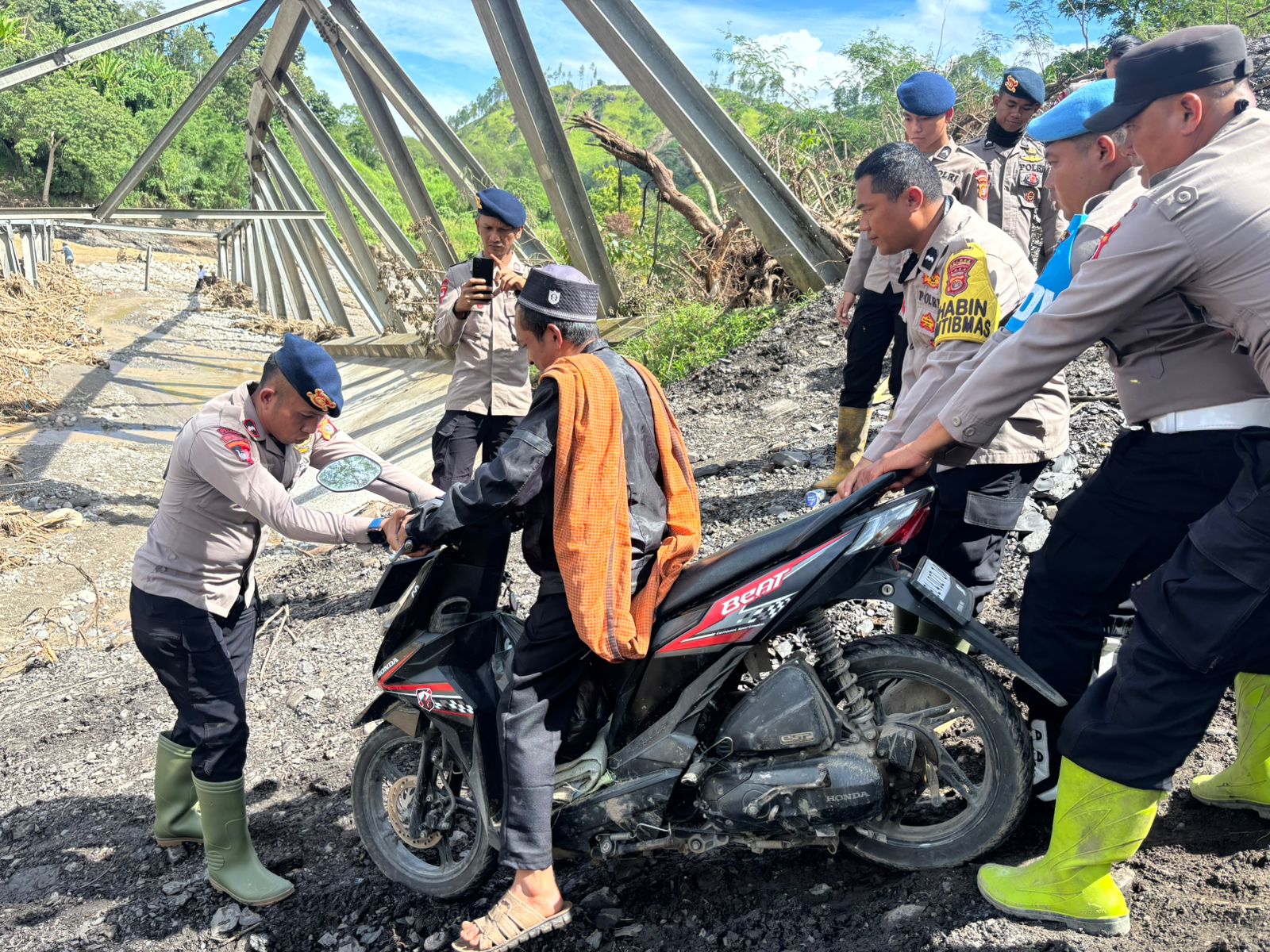 Jembatan Beurawang Putus, Brimob Aceh Sigap Bantu Mobilitas Warga dan Gotong Royong Pasca Bencana