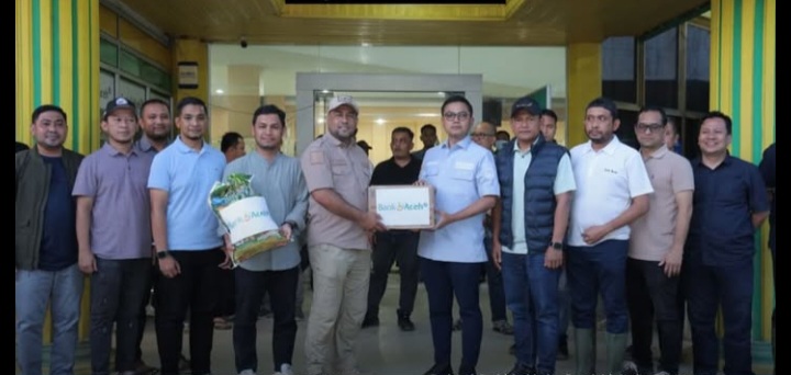 Direktur Utama Bank Aceh, Fadhil Ilyas, beserta jajaran manajemen menyalurkan bantuan tanggap darurat melalui Pemerintah Kota Langsa.

Bantuan tersebut diserahkan langsung kepada Walikota Langsa, Jeffry Sentana Putra, di Kantor Cabang Langsa Bank Aceh pada tanggal (06/12/2025).