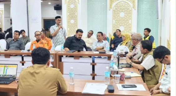 Kadis SI Aceh, Zahrol Fajri, S.Ag., MH, menyampaikan laporan detail mengenai rencana kunjungan ke lokasi-lokasi terdampak.

Laporan ini dipaparkan dalam rapat penting yang berlangsung di Posko Tanggap Bencana Potda, Lantai 3, Kantor Gubernur Aceh, pada Senin malam (08/12/2025),