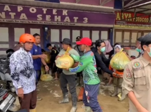 Pengurus PGRI Bekasi menunjukkan solidaritas dan kepedulian yang tinggi dengan menyalurkan 50 paket bantuan bagi para korban banjir pada Senin, (15/12/2025).

Bantuan tersebut diserahkan langsung kepada Pengurus PGRI Aceh Tamiang