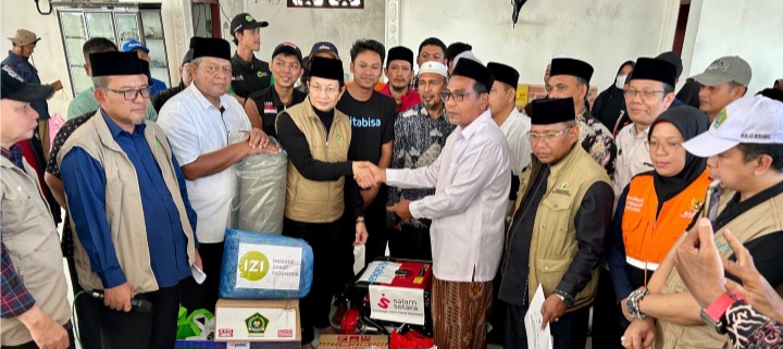 Kadisdik Dayah Aceh Dampingi Menag RI Salurkan Bantuan Bencana untuk Dayah di Samalanga