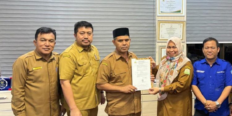 Penunjukan Irma Suryani sebagai Plt Kacabdisdik Abdya dilakukan dalam pertemuan yang berlangsung di ruang Kepala Plt Kadisdik Aceh pada Selasa (23/12/2025).

Pertemuan tersebut turut dihadiri oleh Sekretaris Dinas Pendidikan Aceh, Sabri SSTP, Kepala Bidang SMA dan PKLK, Syarwan Joni MPd, dan Kasi Manajemen GTK dan Mutu Kesiswaan Cabdisdik Abdya, Jamaruddin SPd.