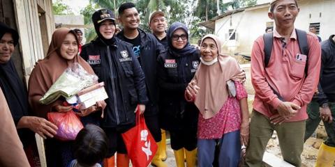 Wali Kota Banda Aceh Illiza Sa’aduddin Salurkan Bantuan Kemanusiaan Bagi Korban Banjir Aceh Utara