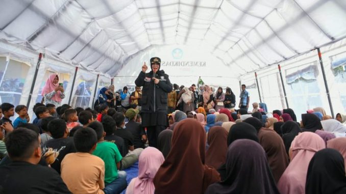 Walikota Banda Aceh Illiza Sa'aduddin memberikan layanan trauma healing untuk menyemangati anak-anak dan masyarakat yang terdampak bencana hidrometeorologi di bawah tenda sementara di kabupaten Pidie jaya. Kamis (1/1/2026).