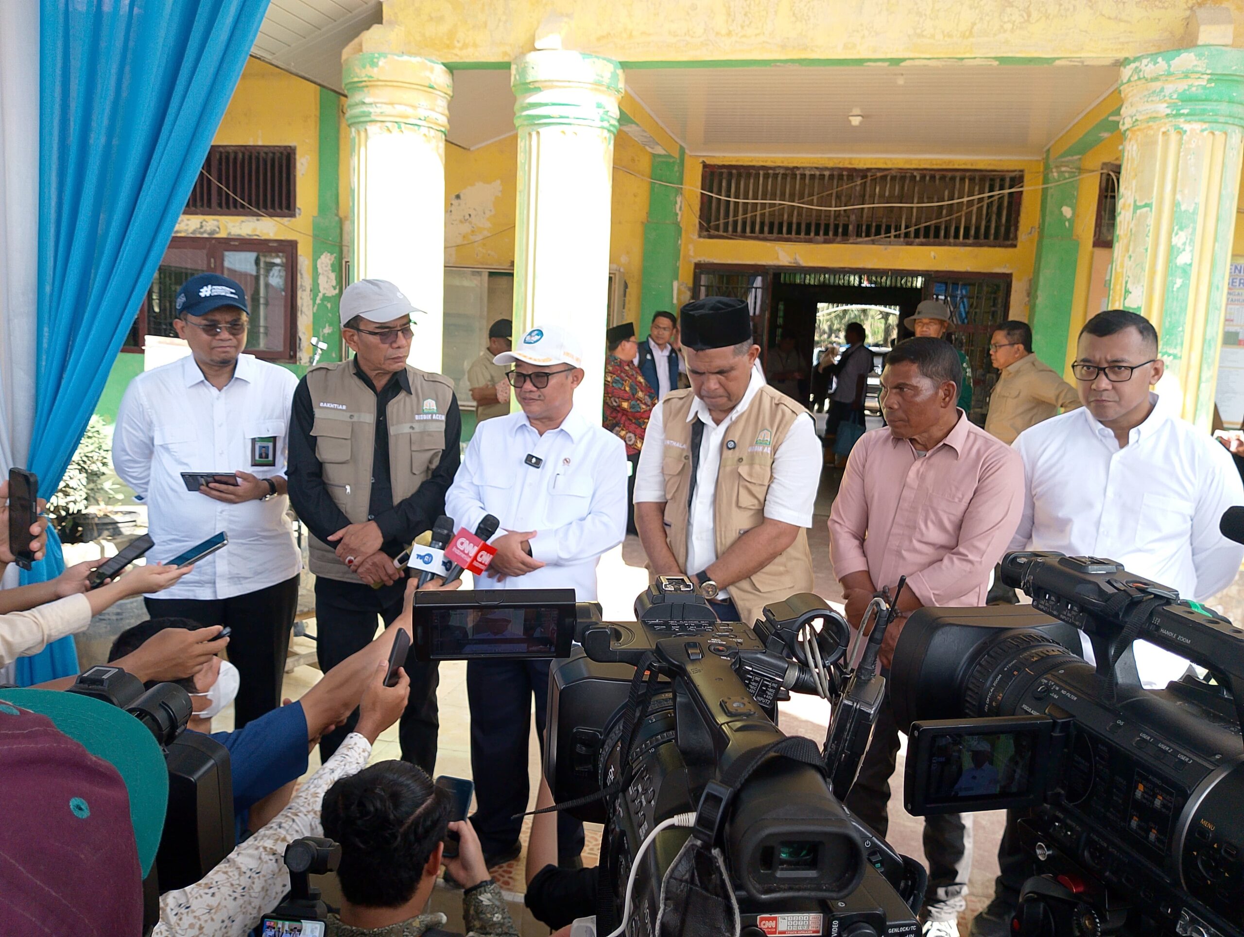 Mendikdasmen Tinjau dan Pimpin Upacara di Aceh Tamiang Pasca Banjir Besar