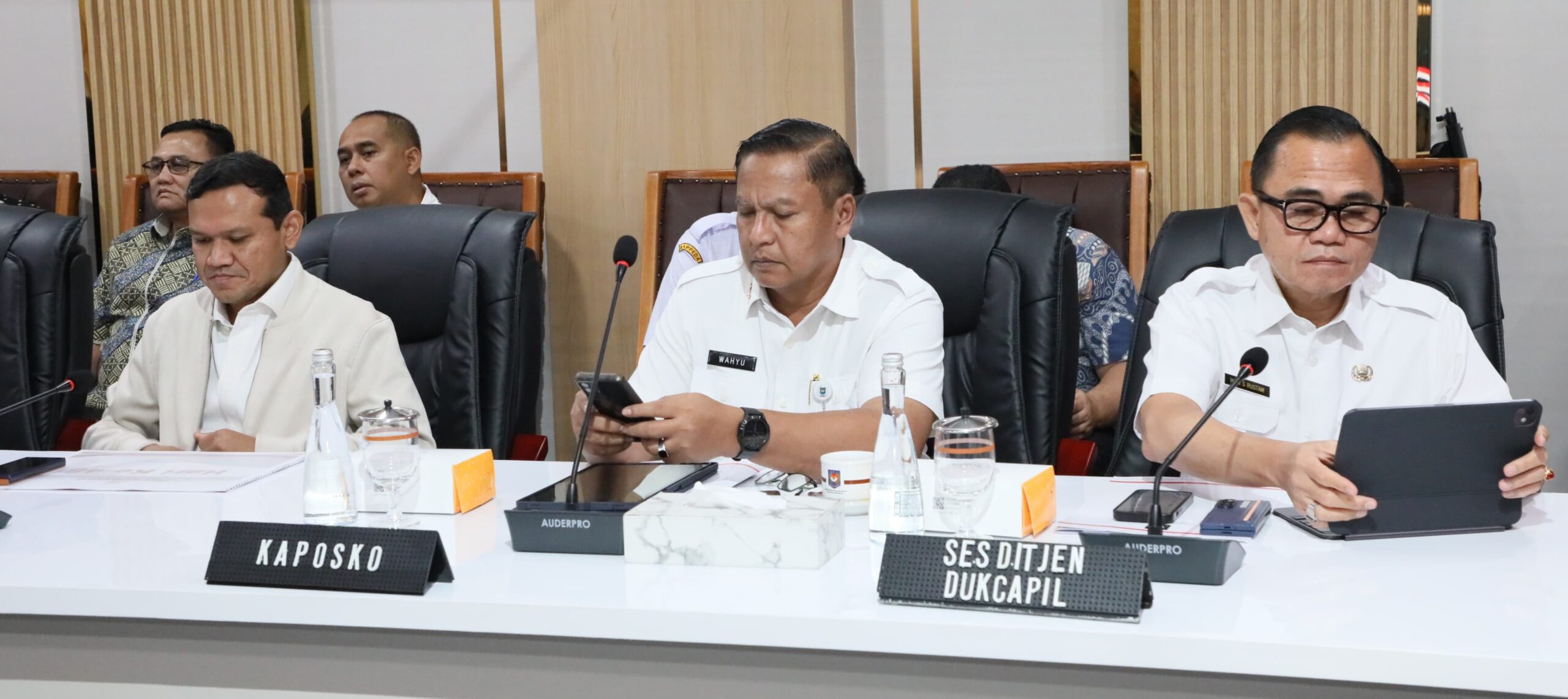 Wakil Gubernur Aceh, Fadhlullah, menghadiri rapat Koordinasi Percepatan Rehabilitasi dan Rekonstruksi Pascabencana Alam di wilayah Sumatera,rapat dipimpin langsung oleh Menteri Dalam Negeri RI, Muhammad Tito Karnavian,(14/01/2026).