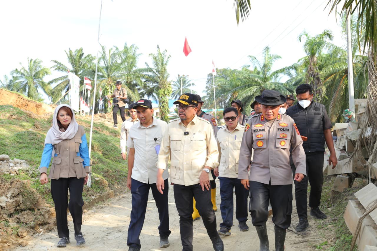 Muhammad Qodari, melakukan kunjungan kerja ke Kabupaten Aceh Tamiang untuk meninjau sejumlah lokasi terdampak bencana banjir, sekaligus melihat secara langsung kondisi serta upaya penanganan dan pemulihan pascabencana, Kamis, (15/01/2026).