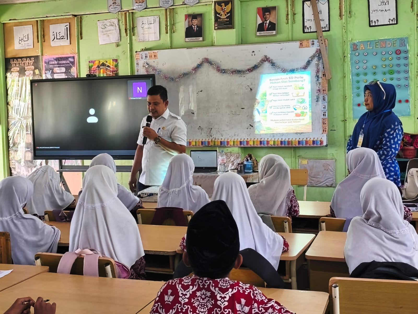 Camat Darul Kamal Husaini SPdI menyapa pelajar SDN Neusok, Darul Kamal, Aceh Besar, Rabu (21/01/2026)
FOTO/ MC ACEH BESAR