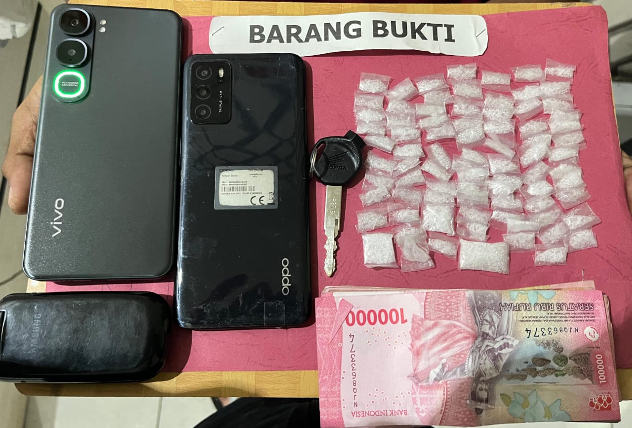 Polres Nagan Raya berhasil mengungkap jaringan peredaran narkoba dan mengamankan puluhan paket narkotika jenis sabu dari seorang tersangka di Desa Suka Mulia, Kecamatan Darul Makmur, Kabupaten Nagan Raya, Jumat (23/1/2026) malam.