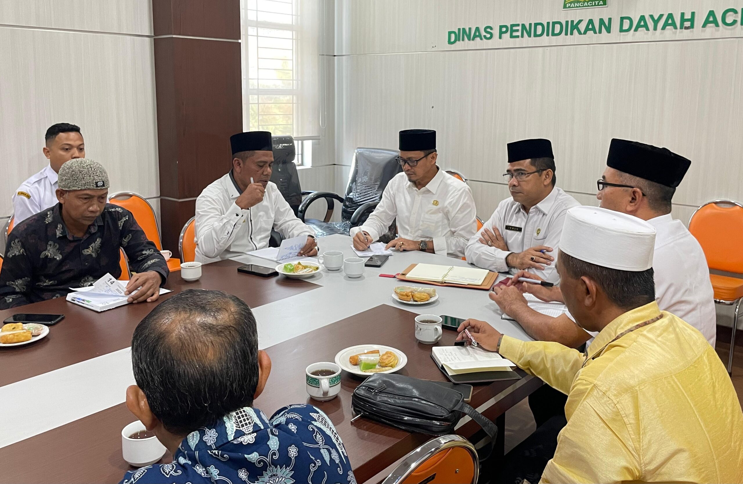 Disdik Dayah Aceh Terima Audiensi Disdik Dayah Aceh Besar, Bahas Penguatan Pendidikan Dayah