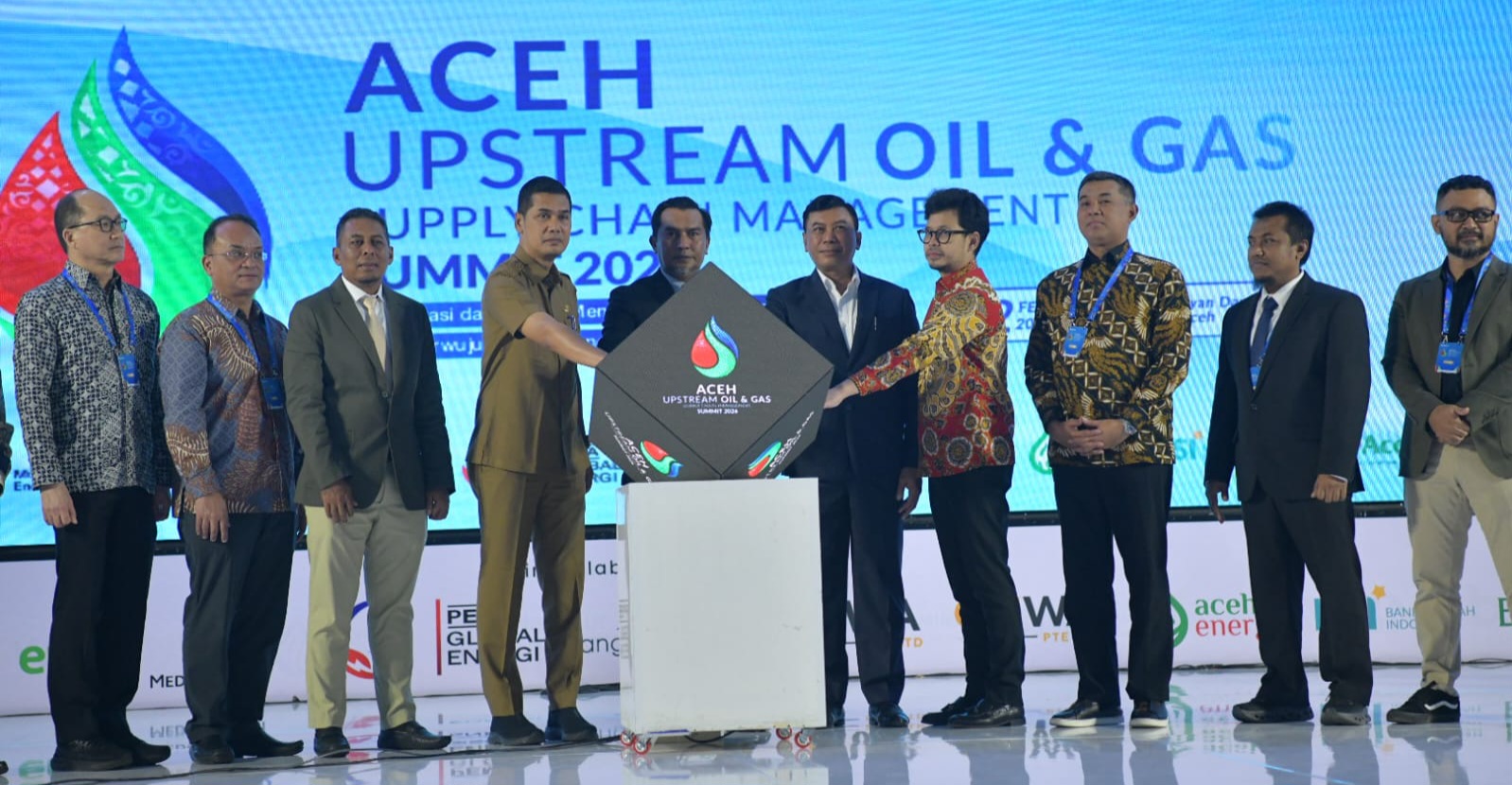 Sekda Aceh, M. Nasir, S.IP, MPA menyampaikan Sambutan sekaligus membuka Aceh Upstream Oil dan Gas Supply Chain Management Summit 2026 di Gedung Dayan Dawood, Darussalam, Senin, 02/02/2026.