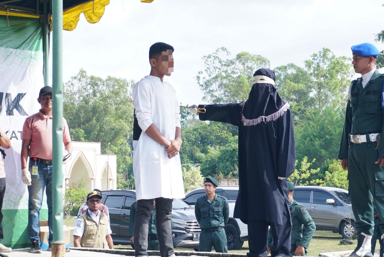 7 Pelaku Pesta Miras dan Pesta Seks di Aceh Besar Dicambuk