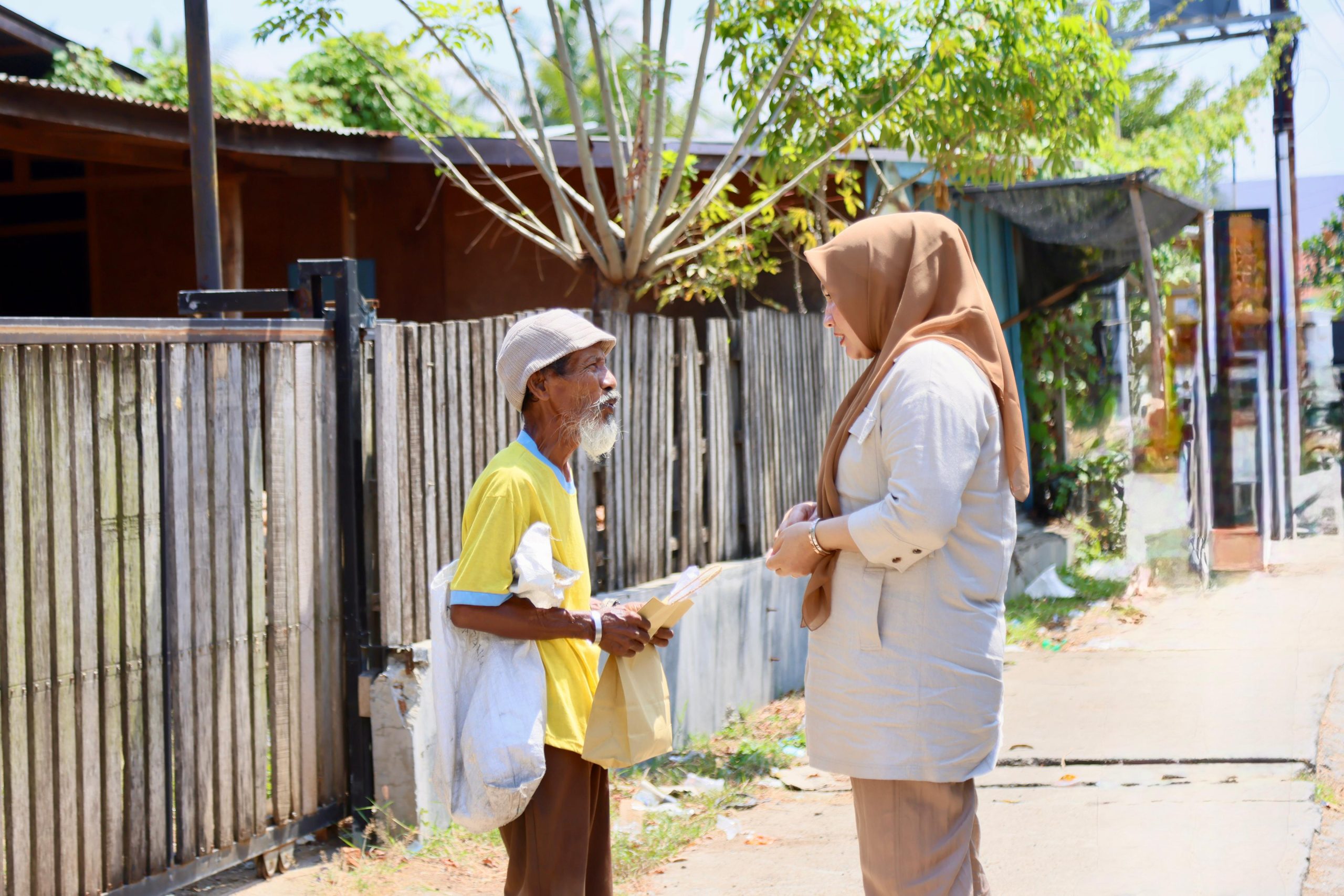 Kak Na Keliling Kota Berbagi Daging Meugang