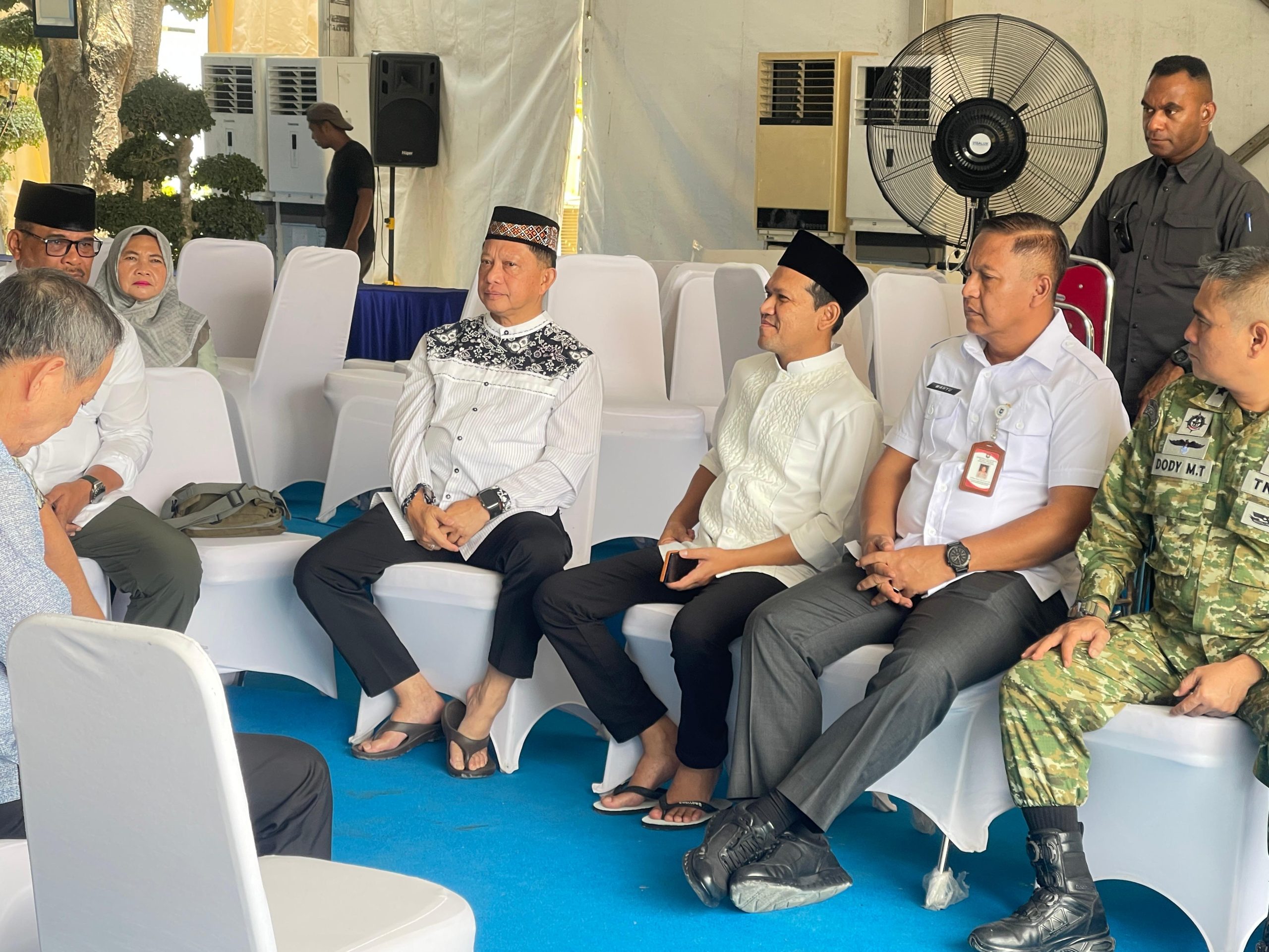 Akhiri Bulan Ramadhan, Wagub Aceh dan Mendagri Salat Jumat di Masjid Darussalam Kawasan Huntara Aceh Tamiang