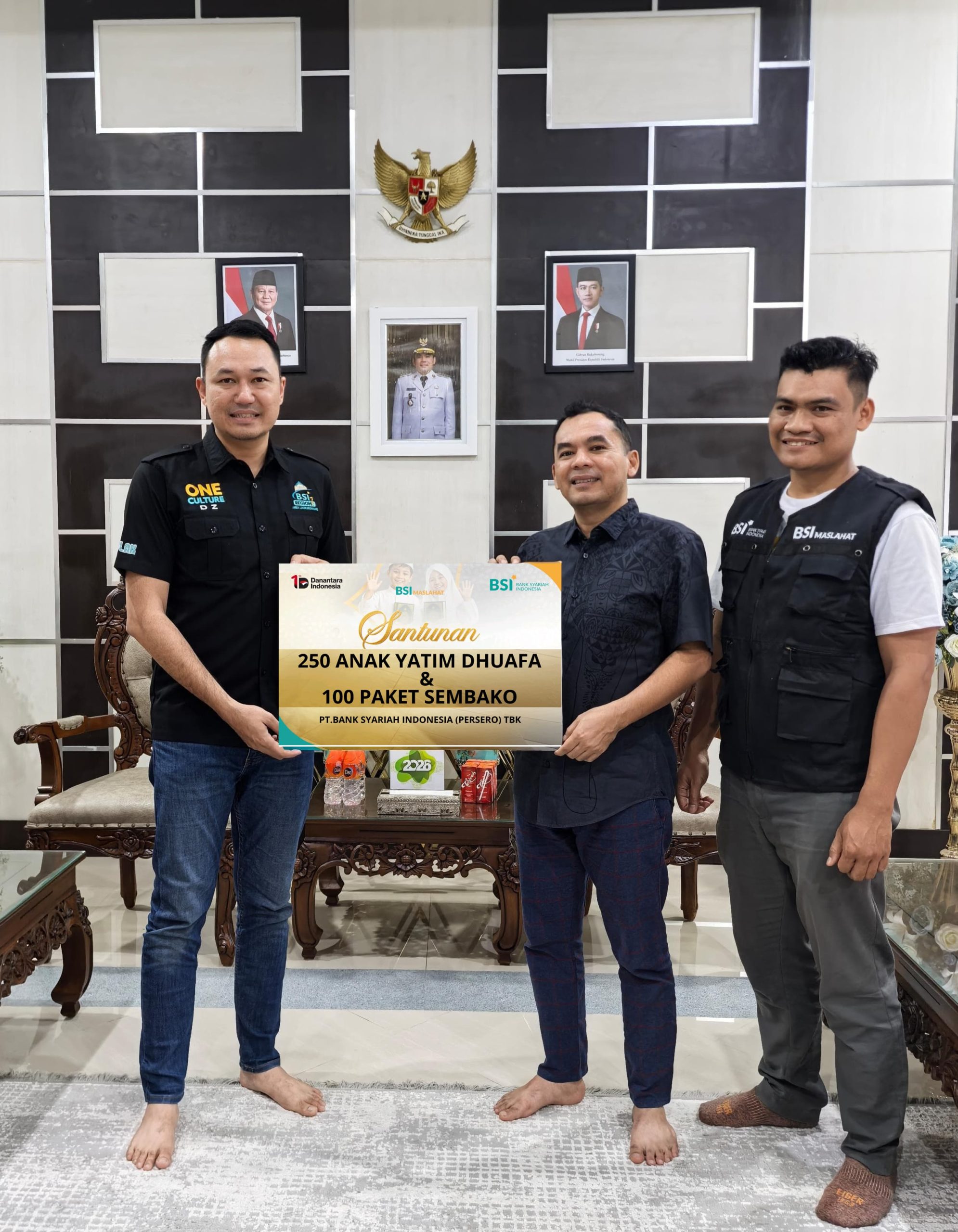 Wali Kota Lhokseumawe Terima Bantuan Santunan 250 Anak Yatim dan Paket Sembako dari BSI