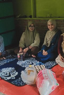 Ibu Cut Suryati Bantu Korban Kebakaran Rumah Imam Gampong di Peukan Baro