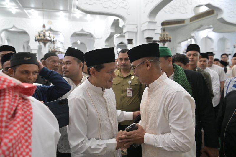 Wagub Aceh H. Fadhlullah salat Idul Adha 1447 H bersama Forkopimda dan ribuan jamaah di Masjid Raya Baiturrahman, Banda Aceh, Rabu (27/5/2026).