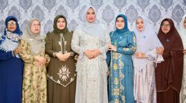 Istri Gubernur Aceh, Marlina Muzakir alias Kak Na, menggelar open house Idul Adha 1447 H di  Gampong Keutambang, Pante Ceureumen, Aceh Barat pada Kamis 28/5/2026.