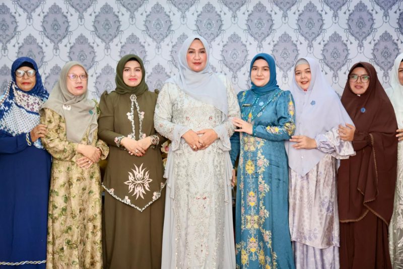 Istri Gubernur Aceh, Marlina Muzakir alias Kak Na, menggelar open house Idul Adha 1447 H di  Gampong Keutambang, Pante Ceureumen, Aceh Barat pada Kamis 28/5/2026.