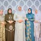 Istri Gubernur Aceh, Marlina Muzakir alias Kak Na, menggelar open house Idul Adha 1447 H di  Gampong Keutambang, Pante Ceureumen, Aceh Barat pada Kamis 28/5/2026.