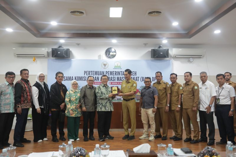 Sekda Aceh M. Nasir terima kunjungan kerja BAM DPR RI di Kantor Setda Aceh, Senin 8/6/2026, untuk bahas penyelesaian sengketa warga eks Blang Lancang-Rancong Lhokseumawe. 