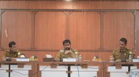 Gubernur Mualem perintahkan Sekda Nasir siapkan skema revisi PoD Blok Andaman. Pembahasan dengan SKK Migas dijadwalkan Selasa 23 Juni 2026, libatkan berbagai pihak. Aceh usulkan gas & kondensat diproses onshore di KEK Arun, bukan FPSO lepas pantai. Tujuannya: hilirisasi, serap tenaga kerja lokal lebih besar, dorong multiplier effect & tekan kemiskinan, Minggu 21/06/2026.
