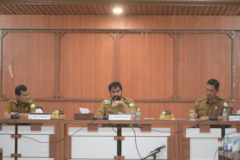 Gubernur Mualem perintahkan Sekda Nasir siapkan skema revisi PoD Blok Andaman. Pembahasan dengan SKK Migas dijadwalkan Selasa 23 Juni 2026, libatkan berbagai pihak. Aceh usulkan gas & kondensat diproses onshore di KEK Arun, bukan FPSO lepas pantai. Tujuannya: hilirisasi, serap tenaga kerja lokal lebih besar, dorong multiplier effect & tekan kemiskinan, Minggu 21/06/2026.