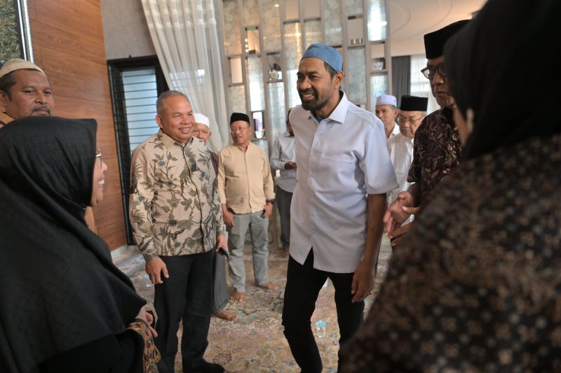 Gubernur Aceh Muzakir Manaf takziah ke rumah duka mantan Gubernur dr. Zaini Abdullah di Garot, Aceh Besar, Minggu 21/6/2026. Disambut keluarga almarhum, Gubernur sampaikan belasungkawa & doa. Pemerintah Aceh hormati jasa almarhum untuk pembangunan & perjuangan rakyat Aceh, Minggu 21/06/2026.