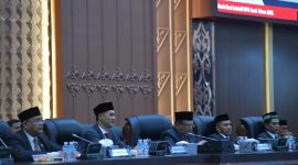 Sekda Aceh M. Nasir hadiri Paripurna DPRA Senin 22/6/2026. Rapat pimpin Wakil Ketua Ali Basrah setujui 3 Raqan inisiatif DPRA: Syariat Islam lewat Fardhu Ain & Baca Tulis Al-Qur’an, Pertambangan Mineral & Batubara, serta Penyelamatan Generasi Aceh. Ketiganya resmi ditetapkan jadi Raqan usul inisiatif DPRA.