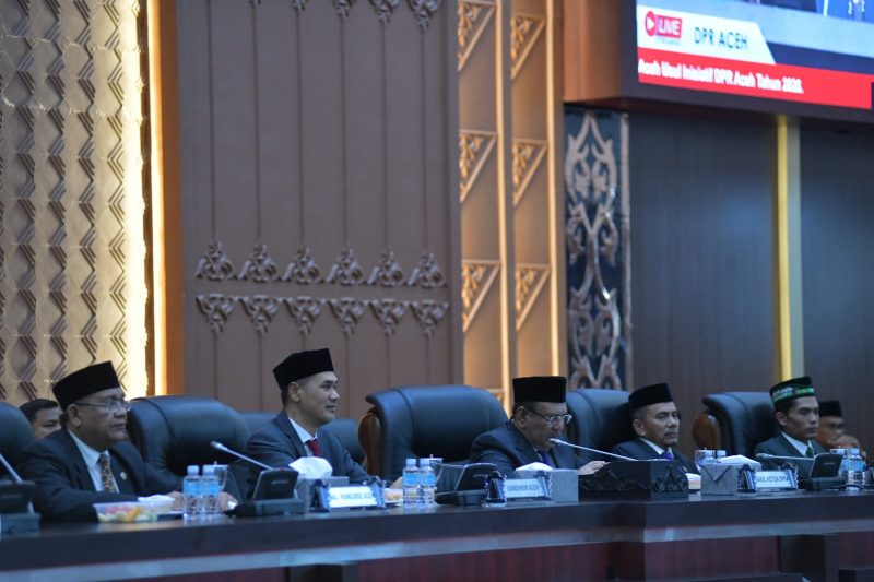 Sekda Aceh M. Nasir hadiri Paripurna DPRA Senin 22/6/2026. Rapat pimpin Wakil Ketua Ali Basrah setujui 3 Raqan inisiatif DPRA: Syariat Islam lewat Fardhu Ain & Baca Tulis Al-Qur’an, Pertambangan Mineral & Batubara, serta Penyelamatan Generasi Aceh. Ketiganya resmi ditetapkan jadi Raqan usul inisiatif DPRA.