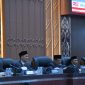 Sekda Aceh M. Nasir hadiri Paripurna DPRA Senin 22/6/2026. Rapat pimpin Wakil Ketua Ali Basrah setujui 3 Raqan inisiatif DPRA: Syariat Islam lewat Fardhu Ain & Baca Tulis Al-Qur’an, Pertambangan Mineral & Batubara, serta Penyelamatan Generasi Aceh. Ketiganya resmi ditetapkan jadi Raqan usul inisiatif DPRA.