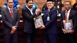 Pemerintah Aceh raih opini WTP ke-11 berturut-turut dari BPK RI untuk LKPD TA 2025. LHP diserahkan Staf Ahli BPK Hery Subowo ke Gubernur Mualem di Sidang Paripurna DPR Aceh, Senin 22/6/2026. Gubernur sebut ini hasil kerja keras jajaran wujudkan tata kelola keuangan akuntabel & komitmen tindaklanjuti rekomendasi BPK.
