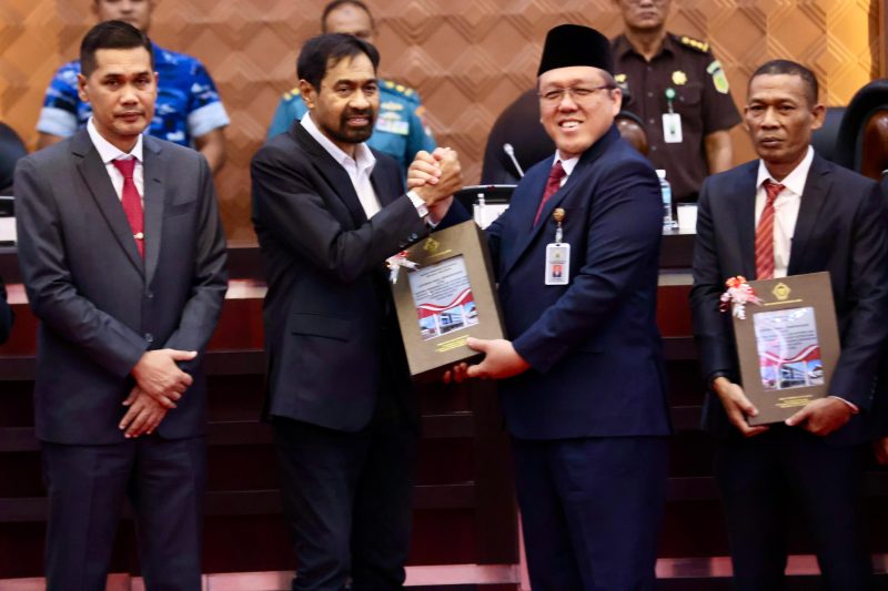 Pemerintah Aceh raih opini WTP ke-11 berturut-turut dari BPK RI untuk LKPD TA 2025. LHP diserahkan Staf Ahli BPK Hery Subowo ke Gubernur Mualem di Sidang Paripurna DPR Aceh, Senin 22/6/2026. Gubernur sebut ini hasil kerja keras jajaran wujudkan tata kelola keuangan akuntabel & komitmen tindaklanjuti rekomendasi BPK.
