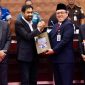 Pemerintah Aceh raih opini WTP ke-11 berturut-turut dari BPK RI untuk LKPD TA 2025. LHP diserahkan Staf Ahli BPK Hery Subowo ke Gubernur Mualem di Sidang Paripurna DPR Aceh, Senin 22/6/2026. Gubernur sebut ini hasil kerja keras jajaran wujudkan tata kelola keuangan akuntabel & komitmen tindaklanjuti rekomendasi BPK.
