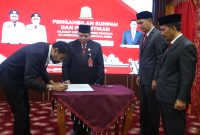 Gubernur Mualem lantik Dr. Misran Fuadi S.Ag., MAP sebagai Kepala Dinas Syariat Islam Aceh. Diharapkan kuatkan implementasi syariat & pelayanan publik untuk masyarakat Aceh, Selasa 23/06/2026.