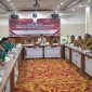 Sekda M. Nasir terima audiensi mahasiswa, paparkan progres pemulihan pascabencana hidrometeorologi Aceh. Kerusakan disebut lebih luas dari tsunami 2004, pemulihan 50% & butuh rehab 395 ribu rumah, Selasa 23/06/2026.