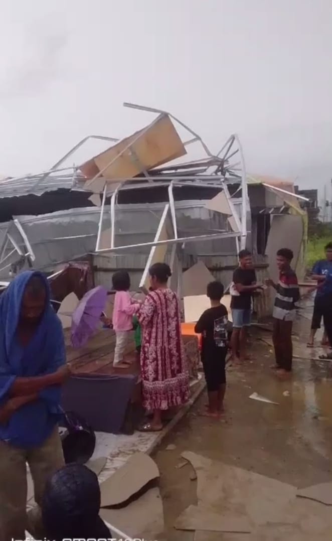 Kondisi salah satu unit Hunian Sementara (Huntara) di Desa Gedumbak, Kecamatan Langkahan, Aceh Utara, yang mengalami kerusakan pascaditerjang hujan dan angin kencang, Selasa (2/6/2026).