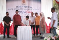 Keluarga Alumni Universitas Gadjah Mada atau KAGAMA menyerahkan 26 unit hunian sementara untuk korban bencana hidrometeorologi di Desa Sekumur, Kecamatan Sekerak, Aceh Tamiang, Minggu 5/7/2026. 