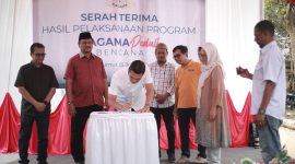 Keluarga Alumni Universitas Gadjah Mada atau KAGAMA menyerahkan 26 unit hunian sementara untuk korban bencana hidrometeorologi di Desa Sekumur, Kecamatan Sekerak, Aceh Tamiang, Minggu 5/7/2026. 