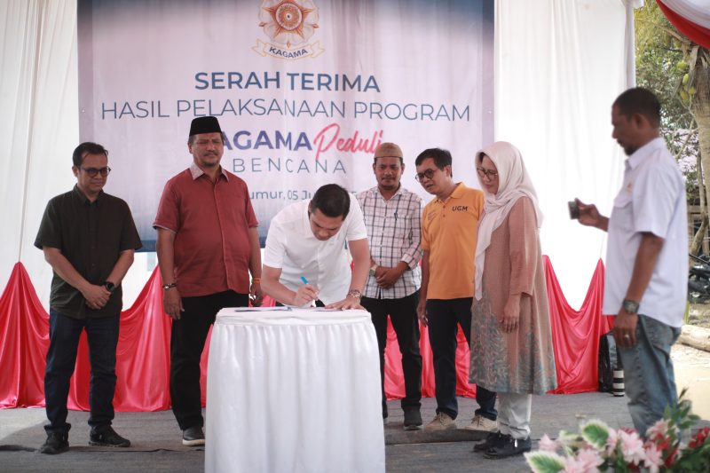Keluarga Alumni Universitas Gadjah Mada atau KAGAMA menyerahkan 26 unit hunian sementara untuk korban bencana hidrometeorologi di Desa Sekumur, Kecamatan Sekerak, Aceh Tamiang, Minggu 5/7/2026. 