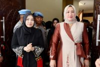 Ketua TP PKK Aceh Marlina Muzakir atau Kak Na menyambut kedatangan Kapolda Aceh baru Irjen Pol Ruddi Setiawan dan Ketua Bhayangkari Polda Aceh Sari Ruddi Setiawan di Ruang VIP Bandara Internasional Sultan Iskandar Muda, Minggu 5/7/2026. 