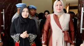 Ketua TP PKK Aceh Marlina Muzakir atau Kak Na menyambut kedatangan Kapolda Aceh baru Irjen Pol Ruddi Setiawan dan Ketua Bhayangkari Polda Aceh Sari Ruddi Setiawan di Ruang VIP Bandara Internasional Sultan Iskandar Muda, Minggu 5/7/2026. 