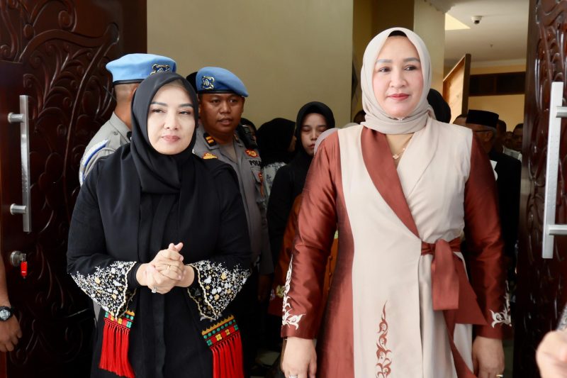 Ketua TP PKK Aceh Marlina Muzakir atau Kak Na menyambut kedatangan Kapolda Aceh baru Irjen Pol Ruddi Setiawan dan Ketua Bhayangkari Polda Aceh Sari Ruddi Setiawan di Ruang VIP Bandara Internasional Sultan Iskandar Muda, Minggu 5/7/2026. 