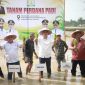 Sekda Aceh M. Nasir mewakili Gubernur Muzakir Manaf memimpin tanam padi perdana pasca bencana hidrometeorologi di Desa Bukit Panjang, Kecamatan Karang Baru, Aceh Tamiang, Minggu 5/7/2026. 