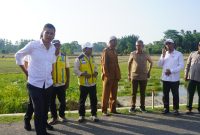Sekda Aceh M. Nasir meninjau pelaksanaan rehabilitasi lahan sawah di Desa Matang Seupeng, Simpang Ulim, Aceh Timur, Senin 6/7/2026. 